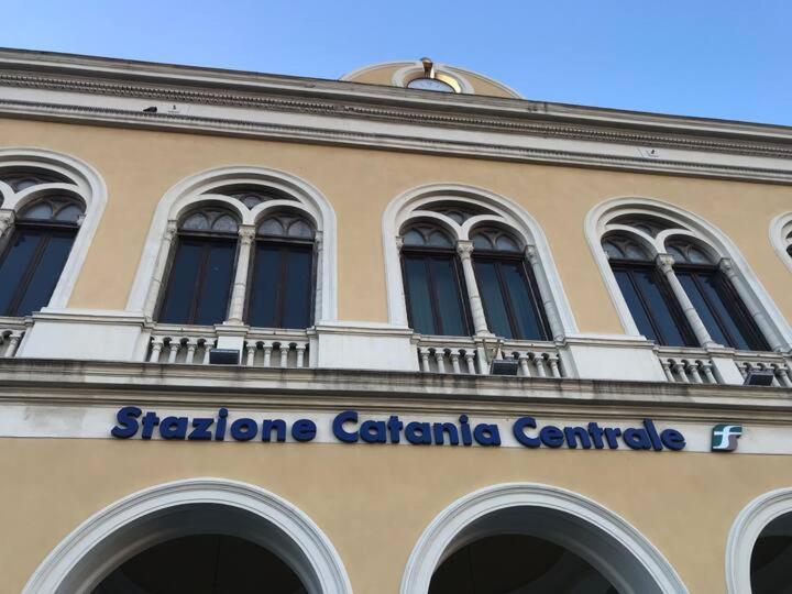 Binario 8 Catania Stazione Centrale Zewnętrze zdjęcie